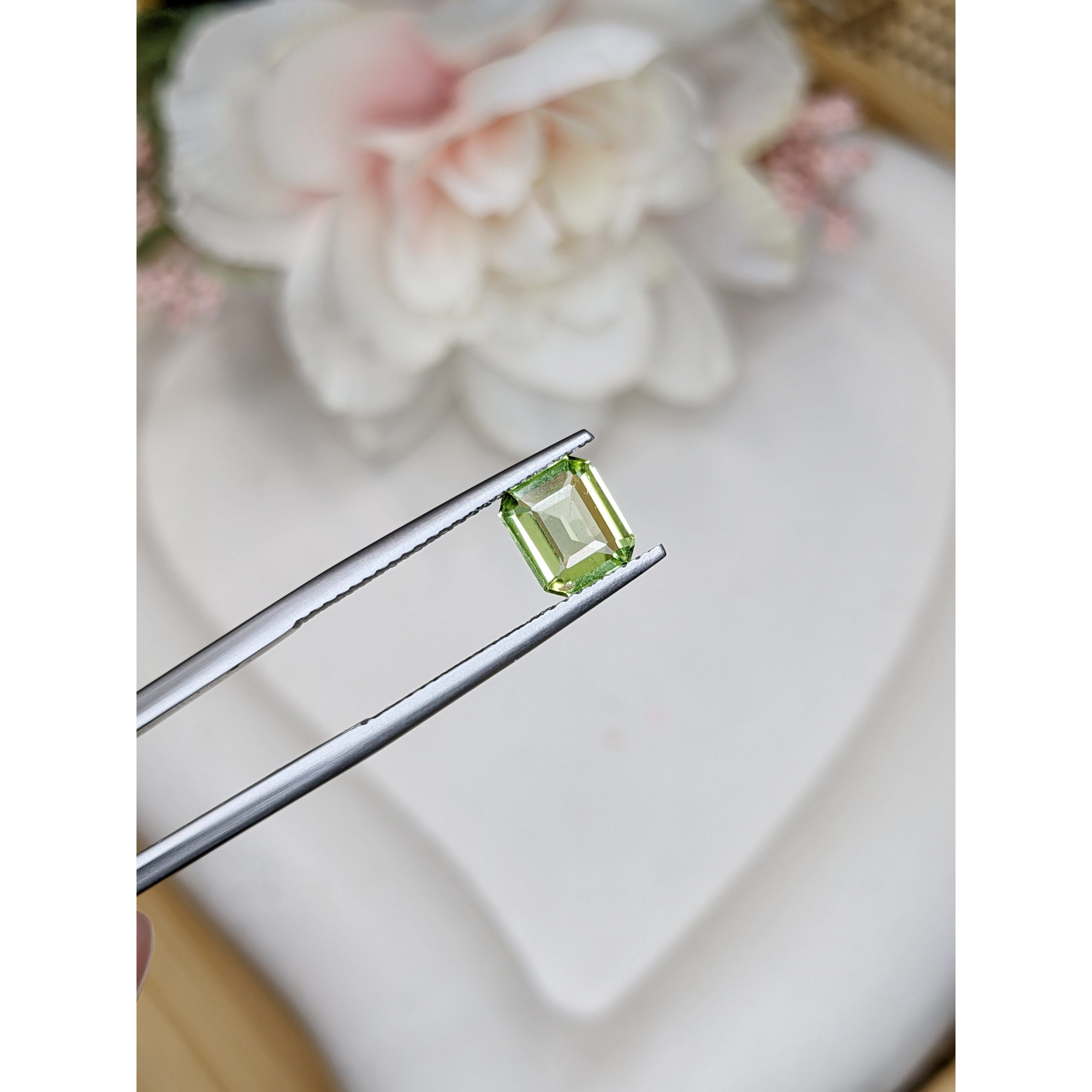 1.07 Ct. Green (Lime Green) Peridot from Pakistan - Image 2