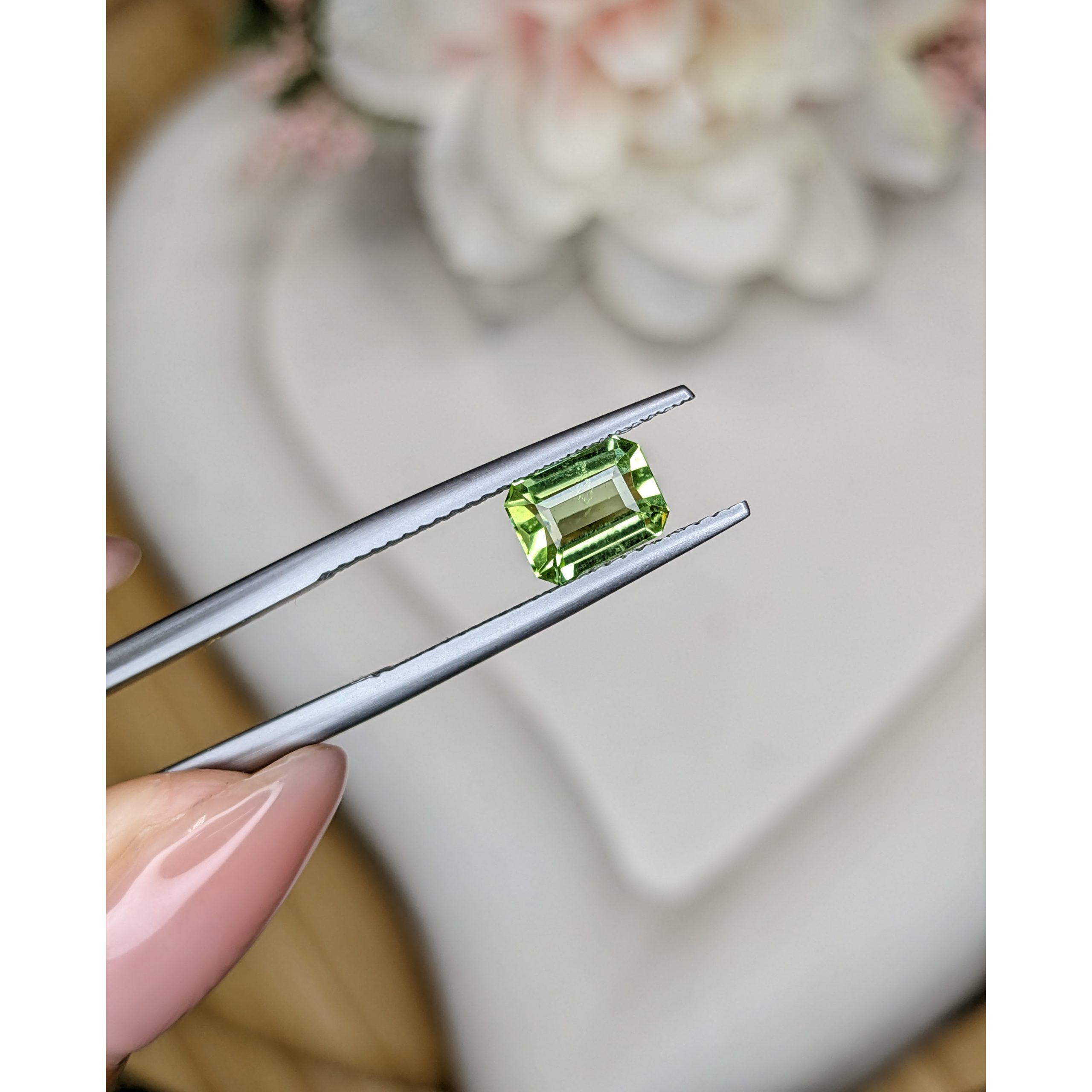 1.07 Ct. Green (Lime Green) Peridot from Pakistan - Image 2