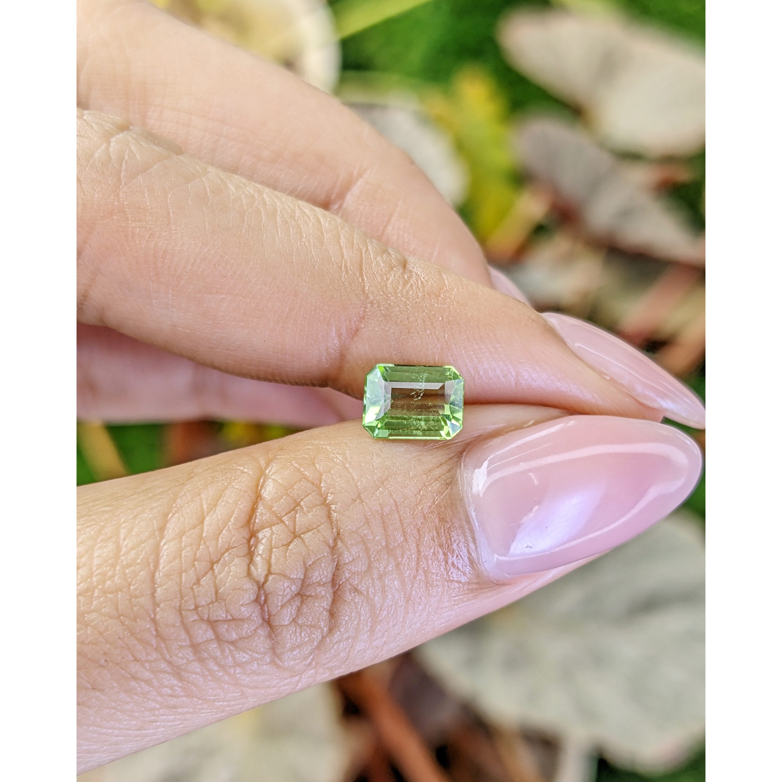 1.07 Ct. Green (Lime Green) Peridot from Pakistan - Image 3
